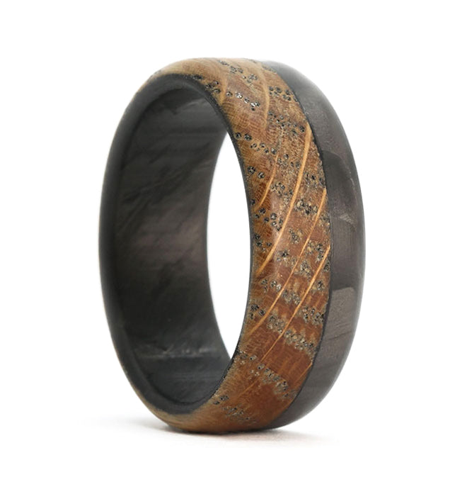 Anillo de hombre de madera de barril de whisky y fibra de carbono