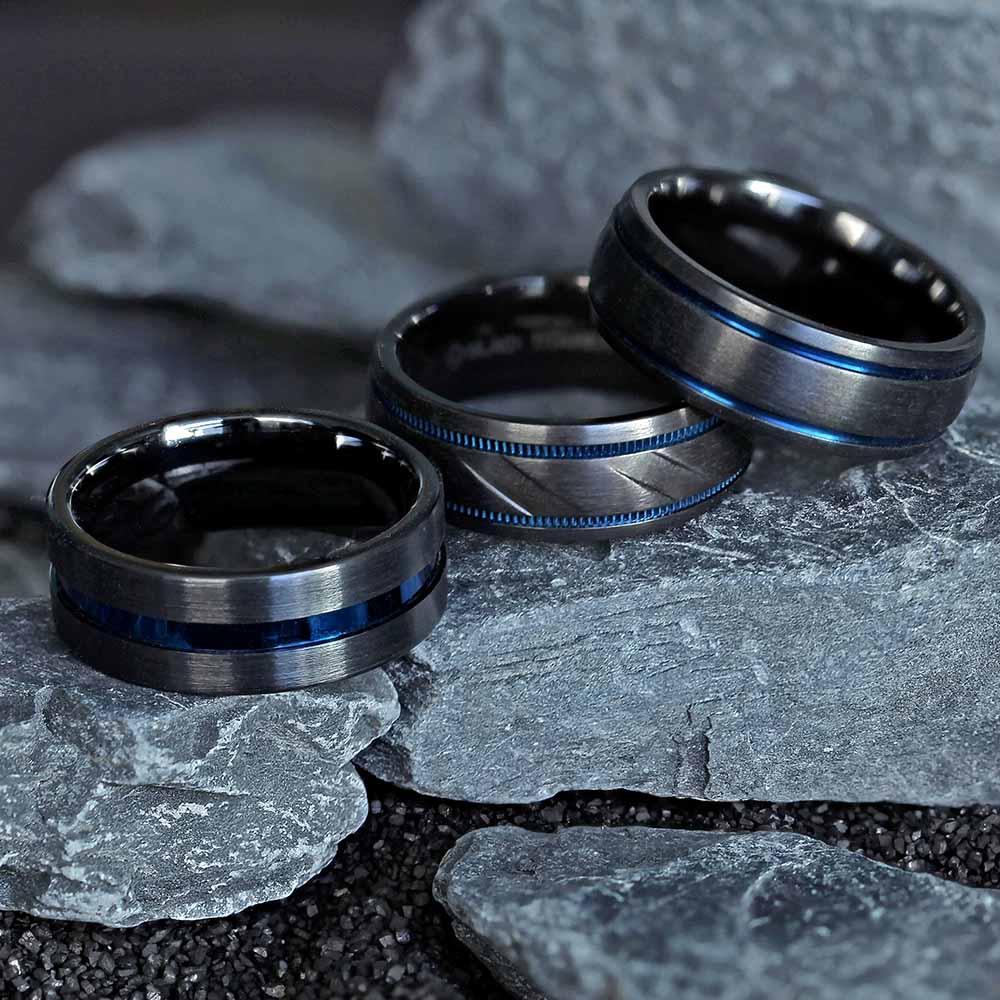 Anillo de hombre de titanio negro con ranuras milgrain azules